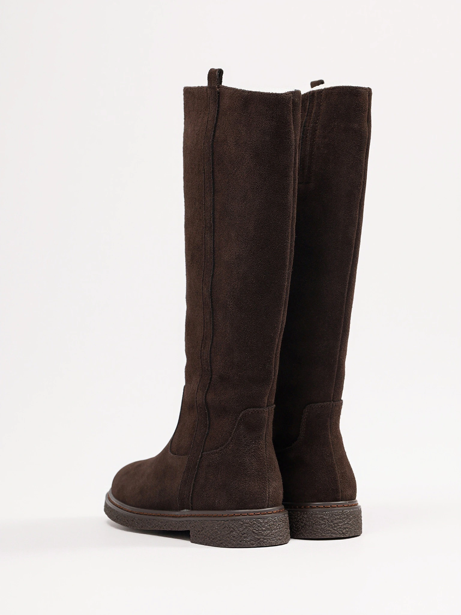 Сапоги коричневого цвета из натуральной замши на низком каблуке